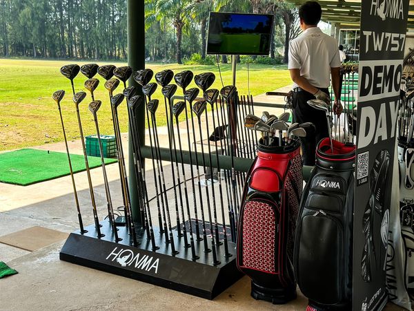 สนามกอล์ฟ กบินทร์บุรี สปอร์ตคลับ Kbsc 1 person and golfing