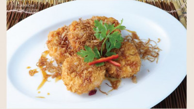 Deep Fried Shrimp Cakes with Tamarind Sauce and Deep Fried Shallot