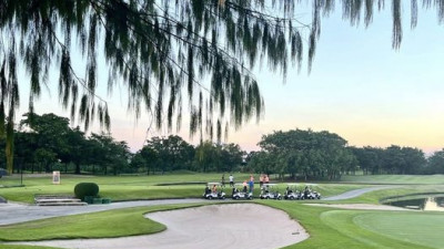 Sunset at Bangkok Golf Club is the best to start your night golf game.