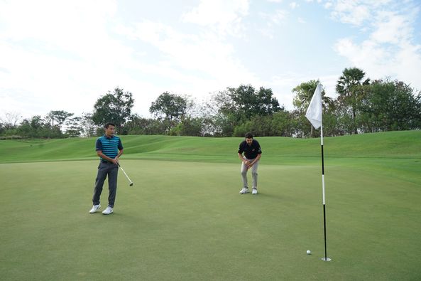 Nikanti Golf Club Nakhon Pathom nbsp 2 people people golfing golf cart and golf course