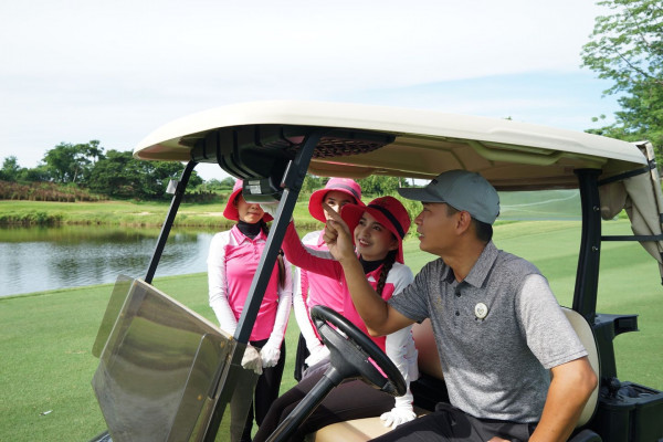 Nikanti Golf Club Nakhon Pathom nbsp 2 people people golfing golf cart and golf course