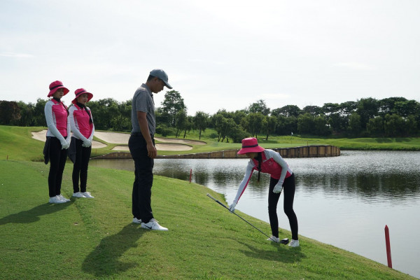 Nikanti Golf Club Nakhon Pathom nbsp 4 people people golfing and golf course