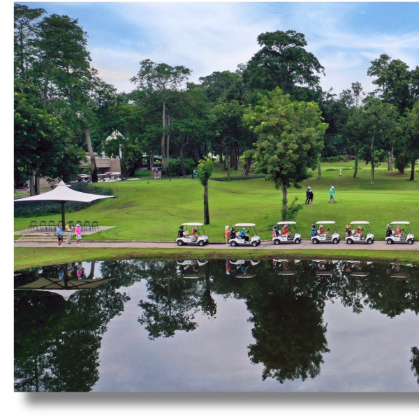 Lam Luk Ka Country Club nbsp 5 คน ผู้คนกำลังตีกอล์ฟ รถกอล์ฟ และ สนามกอล์ฟ