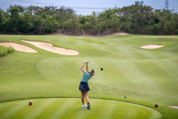 Nikanti Golf Club Nakhon Pathom nbsp 1 คน กำลังตีกอล์ฟ และ สนามกอล์ฟ-3