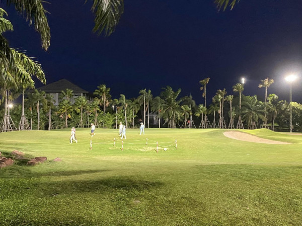 Summit Windmill Golf Club nbsp 4 คน ผู้คนกำลังตีกอล์ฟ และ สนามกอล์ฟ