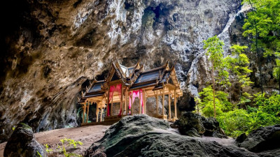     is best known for the Kuha Karuhas pavilion in the main chamber. The pavilion was built at the end of the 19th century for the visit of past Kings of Thailand. The main chamber contains the signatures of both King Rama V and King Rama VII on the wall.