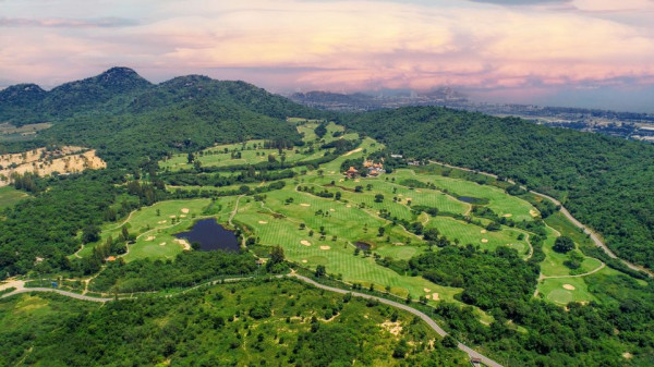 Banyan Golf Club Hua Hin twilight and lake