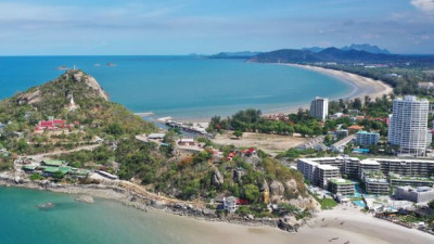 Looking for a fun weekend getaway? Look no further than Hua Hin! Only a 3-hour drive from Bangkok, this charming beach town is the perfect destination for those looking to relax and unwind from the busy city.