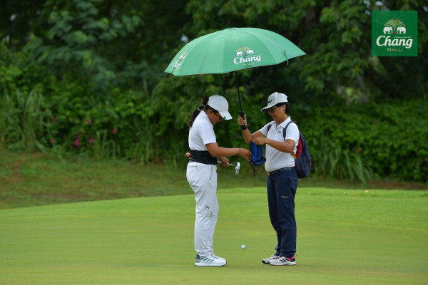 Springfield Royal Country Club nbsp 2 คน ผู้คนกำลังตีกอล์ฟ สนามกอล์ฟ และ ข้อความพูดว่า Chang Chang VIINE เหลืออีก 66 รายการ