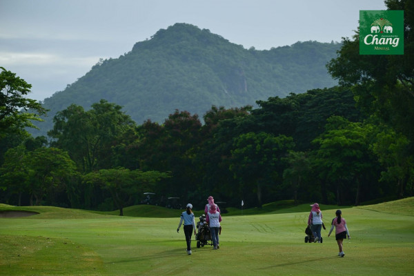 Springfield Royal Country Club nbsp 5 คน ผู้คนกำลังตีกอล์ฟ สนามกอล์ฟ และ ข้อความพูดว่า Chang JNIIN MINE