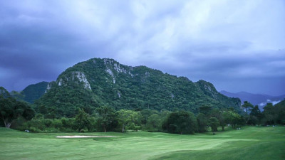 1st Hole in a cloudy  afternoon.