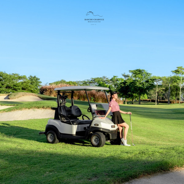 Rancho Charnvee Resort Khaoyai amp CountryClub ที่พักเขาใหญ่ ที่เที่ยวเขาใหญ่ nbsp 1 คน กำลังตีกอล์ฟ รถกอล์ฟ และ สนามกอล์ฟ