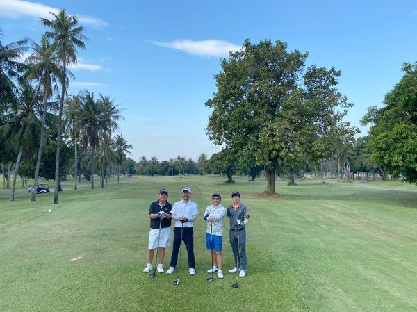 สนามกอล์ฟ Mountain Shadow 4 people people standing golf course and grass