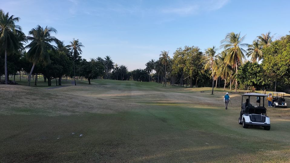 สนามกอล์ฟ Mountain Shadow 2 people grass and golf course