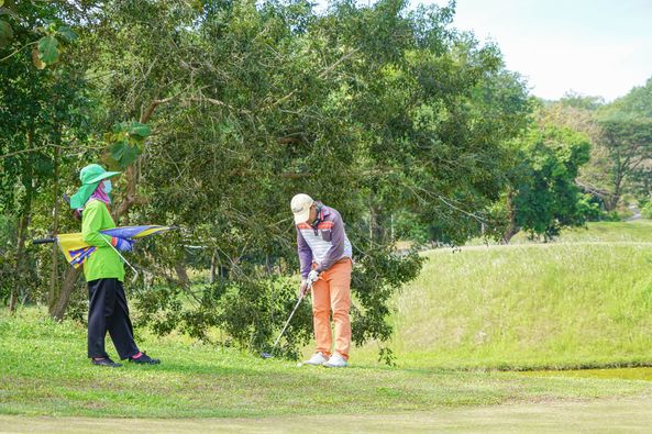 Wangjuntr Golf Park 2 people and outdoors