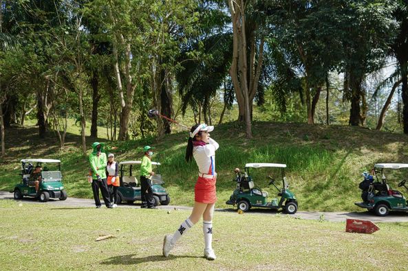 Wangjuntr Golf Park 4 people and grass