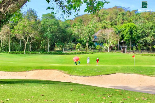 Laem Chabang International Country Club 4 people golf course and grass