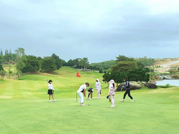 Rayong Green Valley Golf 7 people and people playing sports