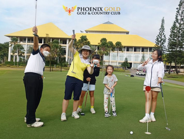 Phoenix Gold Golf amp Country Club 5 people people standing people playing sports and PHOENIX GOLD GOLF COUNTRY CLUB Treleist