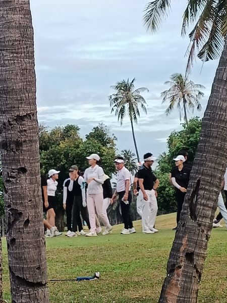 สนามกอล์ฟ Mountain Shadow 7 people people standing grass and palm trees