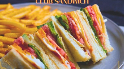 นักกอล์ฟหรือลูกค้าท่านใดที่ชื่นชอบ Club Sandwich ต้องลิ้มลองให้ได้ รสชาติความอร่อยแบบพรีเพี่ยม ชีส แฮม ผักสดต่างๆและ มันผรั่งทอด เสิร์ฟความอร่อยได้แล้วที่ #GreenwoodGolfClub