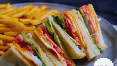 นักกอล์ฟหรือลูกค้าท่านใดที่ชื่นชอบ Club Sandwich ต้องลิ้มลองให้ได้ รสชาติความอร่อยแบบพรีเพี่ยม ชีส แฮม ผักสดต่างๆและ มันผรั่งทอด เสิร์ฟความอร่อยได้แล้วที่ #GreenwoodGolfClub