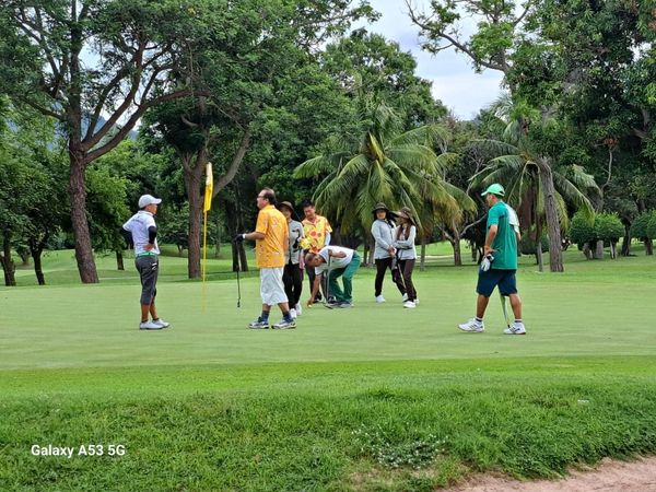 Bangpra Golf Club and Resort 7 people people golfing golf course and Galaxy A53 5G