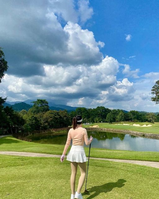 Chatrium Golf Resort Soi Dao Chanthaburi nbsp 1 person golfing and golf course