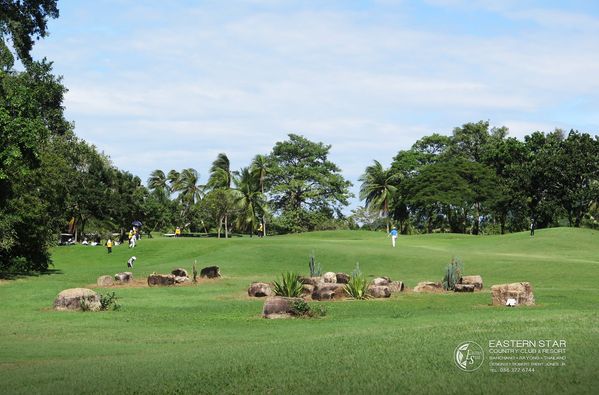 Eastern Star Country Club amp Resort nbsp 3 คน ผู้คนกำลังตีกอล์ฟ สนามกอล์ฟ พื้นหญ้า และ ข้อความพูดว่า EASTERN STAR COUNTRY RESORT 0863776744