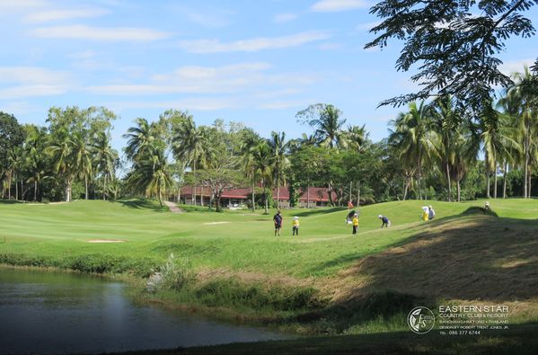 Eastern Star Country Club amp Resort nbsp 5 คน ผู้คนกำลังตีกอล์ฟ รถกอล์ฟ และ สนามกอล์ฟ