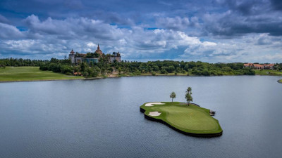 Nothing beats the thrill of making birdie at hole 17. After a successful tee shot make sure you confidently attack the putt!