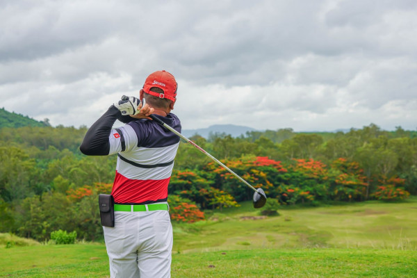 Wangjuntr Golf Park nbsp 1 คน กำลังตีกอล์ฟ สนามกอล์ฟ และ ข้อความพูดว่า SRIXON