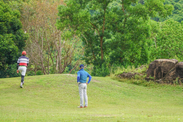 Wangjuntr Golf Park nbsp 2 คน ผู้คนกำลังตีกอล์ฟ พื้นหญ้า และ สนามกอล์ฟ เหลืออีก 2 รายการ