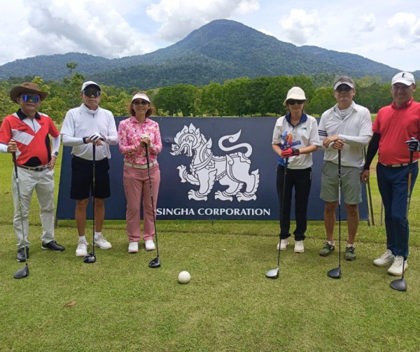 Chatrium Golf Resort Soi Dao Chanthaburi nbsp 6 คน ผู้คนกำลังตีกอล์ฟ สนามกอล์ฟ และ ข้อความพูดว่า SINGHA CORPORATION