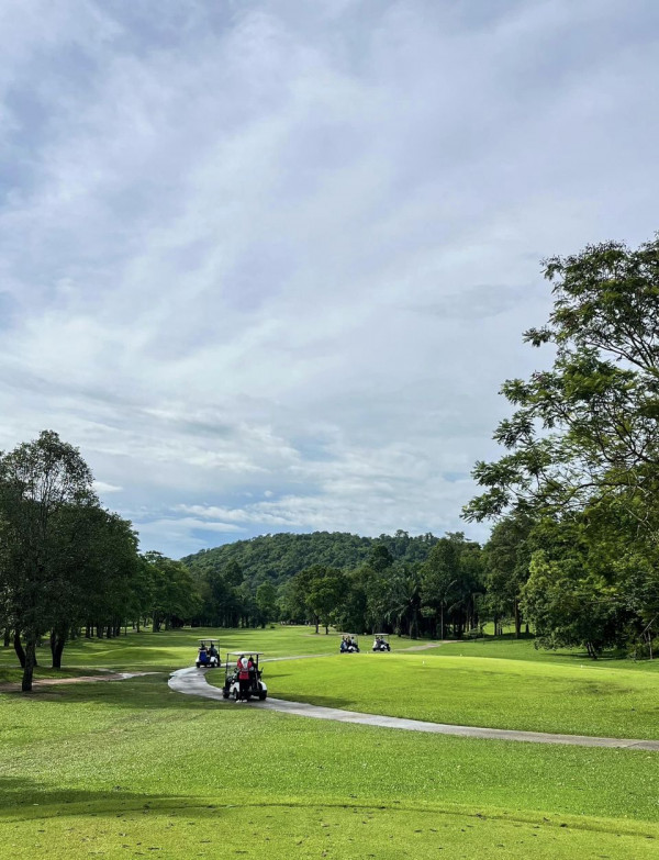 Treasure Hill Golf Club nbsp 3 คน ผู้คนกำลังตีกอล์ฟ รถกอล์ฟ และ สนามกอล์ฟ