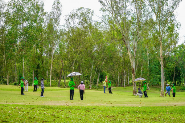 Wangjuntr Golf Park nbsp 12 คน ผู้คนกำลังตีกอล์ฟ สนามกอล์ฟ ต้นไม้ และ พื้นหญ้า