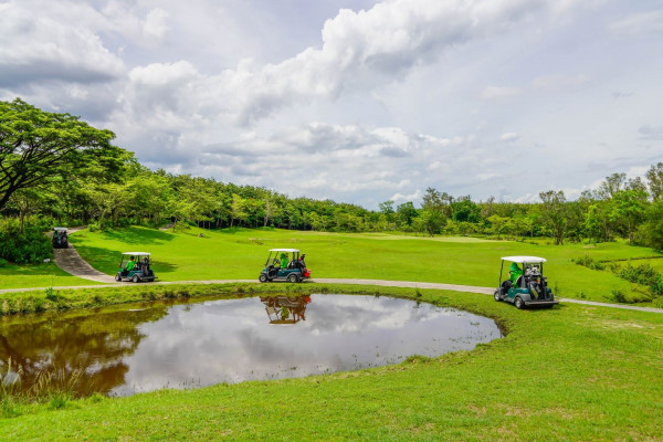 Wangjuntr Golf Park nbsp 2 คน ผู้คนกำลังตีกอล์ฟ รถกอล์ฟ และ สนามกอล์ฟ