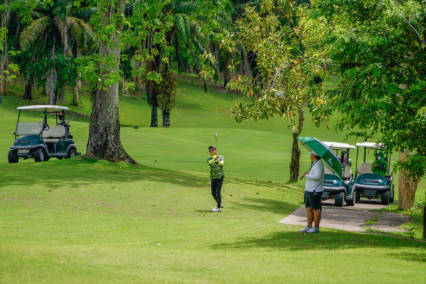 Wangjuntr Golf Park nbsp 3 คน ผู้คนกำลังตีกอล์ฟ รถกอล์ฟ และ สนามกอล์ฟ