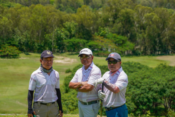 Wangjuntr Golf Park nbsp 3 คน ผู้คนกำลังตีกอล์ฟ และ สนามกอล์ฟ