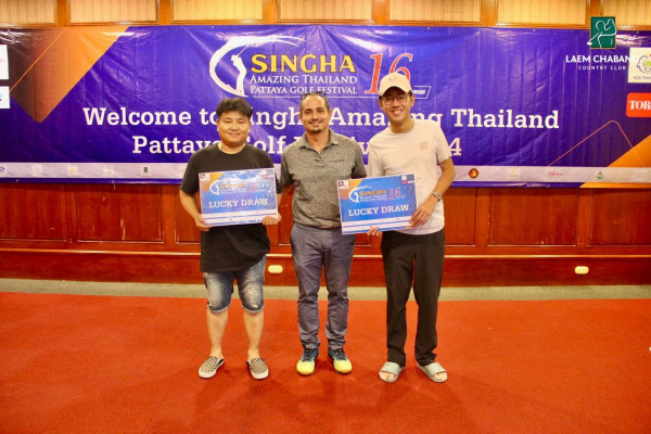 Laem Chabang International Country Club nbsp 3 คน และ ข้อความพูดว่า SINGHA AMAZINGTHAILAND AMAZING THAILAND PATTAYA GOLFFESTIVAL GOLF WEAZS LAEM LAEMCHABAN CHABAN COUNTR CLUB Welcome tc tce ngh Pattava nlf olf Pattax Ama Thailand TOI 118 1RD LUCKY LUCKYDRAW DRAW SINCHA SINGHA16 16 LUCKY DRAW