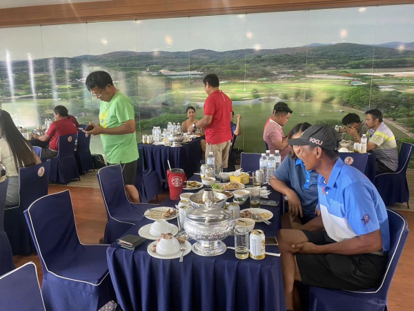 Plutaluang Navy Golf Course nbsp 8 คน ผู้คนกำลังตีกอล์ฟ ตาราง และ สนามกอล์ฟ