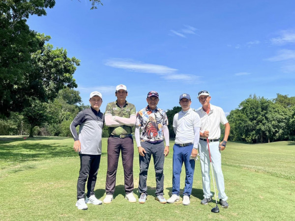 Treasure Hill Golf Club nbsp 5 คน ผู้คนกำลังตีกอล์ฟ และ สนามกอล์ฟ