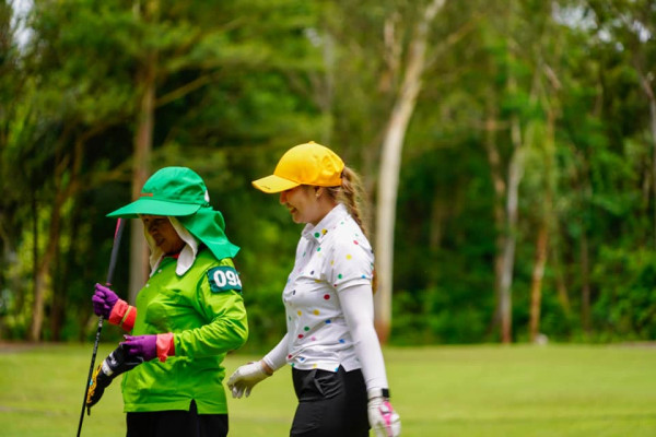 Wangjuntr Golf Park nbsp 2 คน ผู้คนกำลังตีกอล์ฟ และ สนามกอล์ฟ