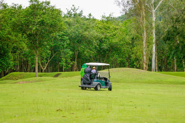 Wangjuntr Golf Park nbsp 3 คน ผู้คนกำลังตีกอล์ฟ รถกอล์ฟ และ สนามกอล์ฟ