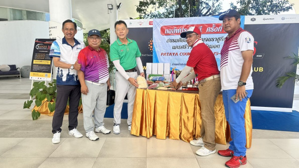 Pattaya Country Club nbsp 5 คน ผู้คนกำลังตีกอล์ฟ และ ข้อความ