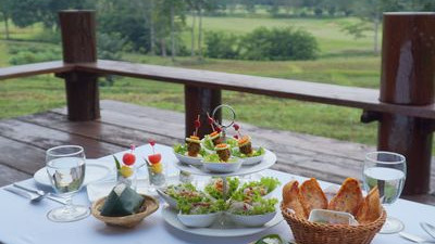 Choose from delicious Western or Thai picnic sets with delightful treats to make your day extra special.