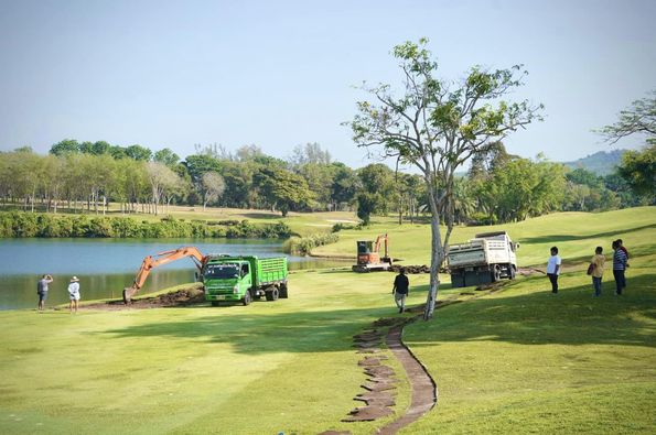 Blue Canyon Country Club 6 people and grass