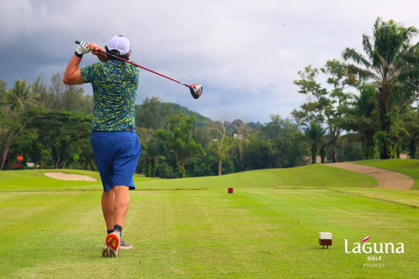 Laguna Golf Phuket nbsp 1 คน กำลังตีกอล์ฟ สนามกอล์ฟ และ ข้อความพูดว่า D l Guna GOLF PHUKET