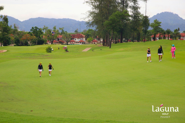 Laguna Golf Phuket nbsp 6 คน ผู้คนกำลังตีกอล์ฟ สนามกอล์ฟ และ ข้อความพูดว่า laGuna GOLF PHUKET