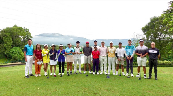 Phuket Country Club nbsp 13 คน ผู้คนกำลังตีกอล์ฟ และ สนามกอล์ฟ